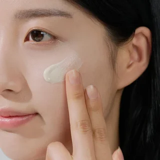 نمایش بافت ضد آفتاب سنتلا SKIN1004 Air-Fit روی صورت